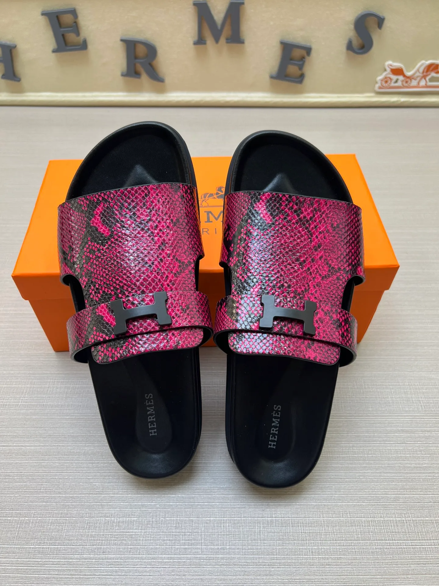 [H Family Hermès] P: 360💰 Size: 38-45 Hermes Men’s Kazimir Slippers - 2025 Summer New Hermès Same as the original version, with colored cowhide surface + rubber combined sole, handmade by master-level craftsmen! ❥High-end customization, exclusive products, the highest version in the industry.